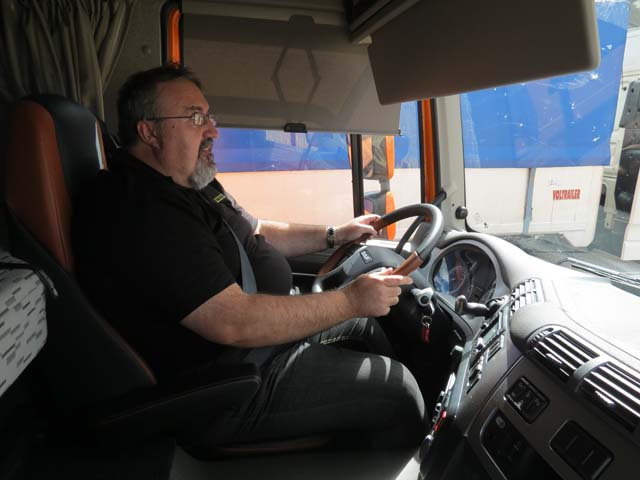La cabina del DAF CF Space Cab con techo elevado es una sorpresa agradable por su confort y amplitud.